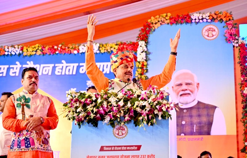 देवास जिले के बागली में जनसभा को संबोधित करते हुए मुख्यमंत्री देवास जिले के बागली में जनसभा को संबोधित करते हुए मुख्यमंत्री