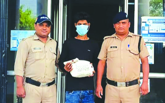 पुलिस गिरफ्त में आरोपित पुलिस गिरफ्त में आरोपित