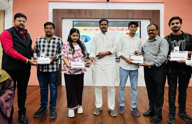 टैबलेट वितरित करते महापौर टैबलेट वितरित करते महापौर