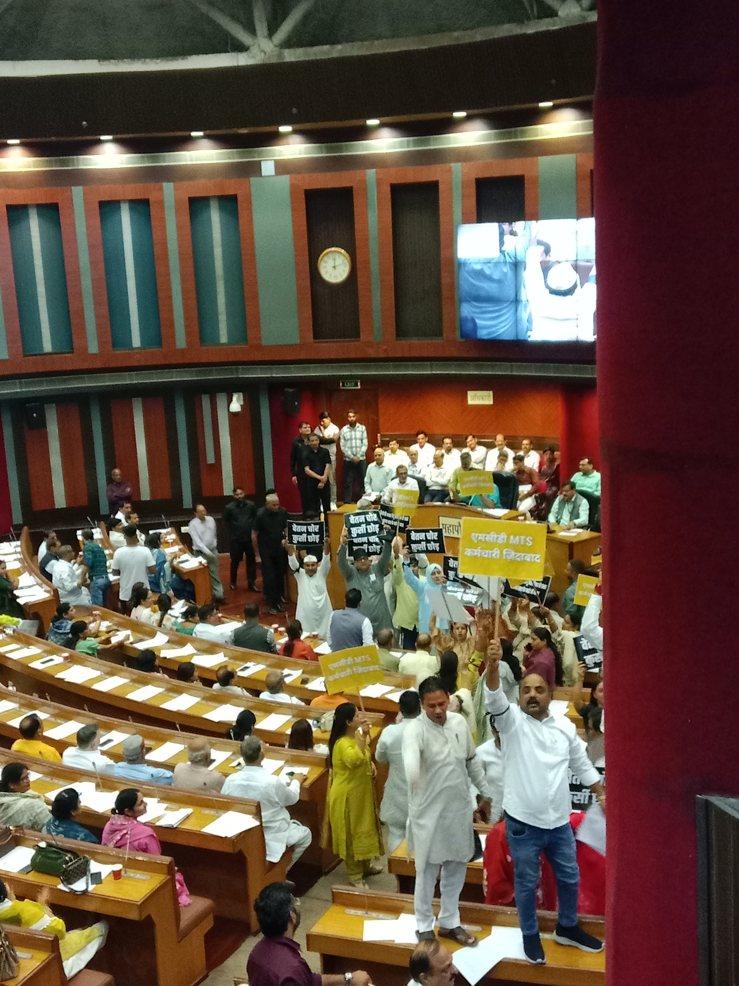 दिल्ली नगर निगम में नेता प्रतिपक्ष अंकुश नारंग विरोध करते हुए। दिल्ली नगर निगम में नेता प्रतिपक्ष अंकुश नारंग विरोध करते हुए।