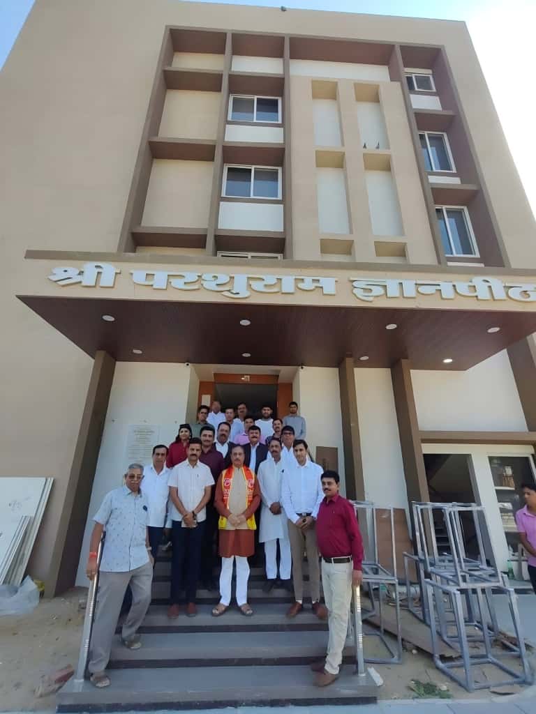 यूपी के पूर्व उप मुख्यमंत्री ने जयपुर में विद्यार्थियों की ली क्लास यूपी के पूर्व उप मुख्यमंत्री ने जयपुर में विद्यार्थियों की ली क्लास