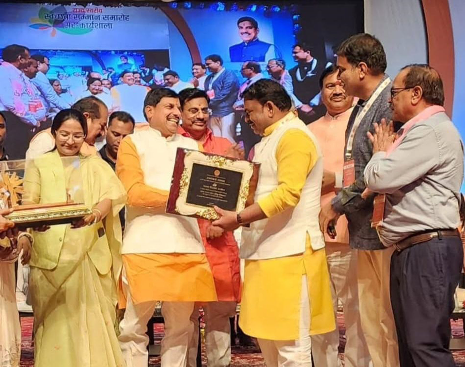 मुख्यमंत्री ने उज्जैन को स्वच्छता सर्वेक्षण अन्तर्गत राज्य स्तरीय अवार्ड से किया सम्मानित मुख्यमंत्री ने उज्जैन को स्वच्छता सर्वेक्षण अन्तर्गत राज्य स्तरीय अवार्ड से किया सम्मानित