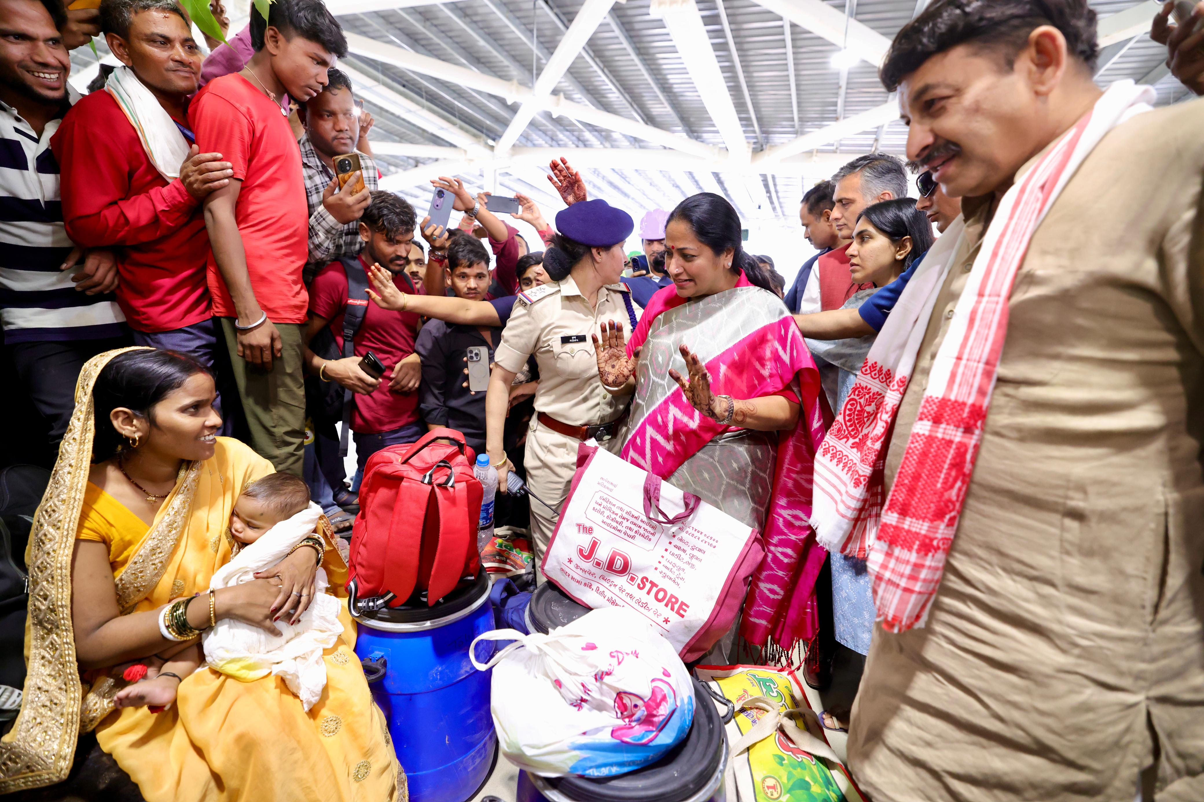 दिल्ली रेलवे स्टेशन की व्यवस्थाओं का जायजा मंगलवार को लेती मुख्यमंत्री रेखा गुप्ता दिल्ली रेलवे स्टेशन की व्यवस्थाओं का जायजा मंगलवार को लेती मुख्यमंत्री रेखा गुप्ता