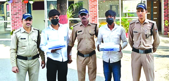 पुलिस गिरफ्त में आरोपित पुलिस गिरफ्त में आरोपित