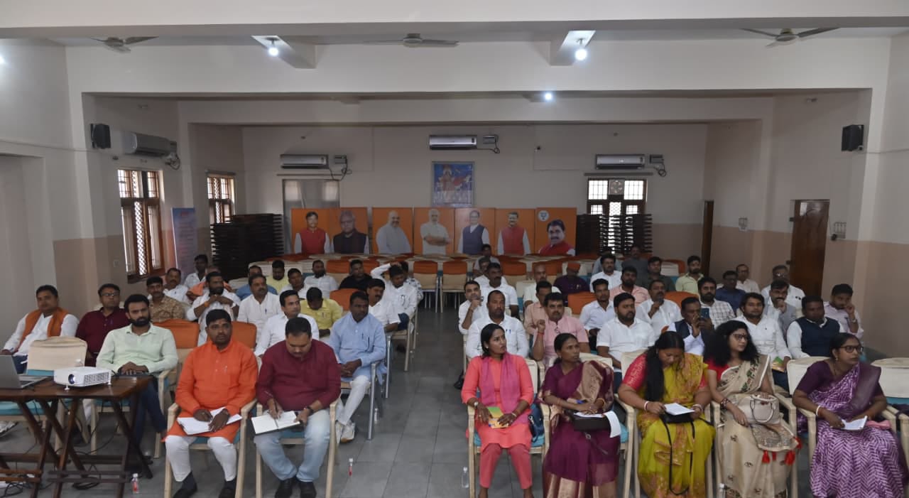 कार्यशाला में मौजूद लोग