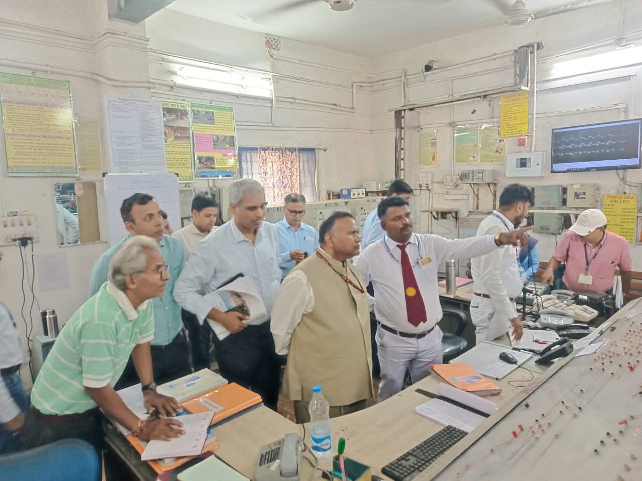 शालीमार और पांसकुरा स्टेशनों का निरीक्षण शालीमार और पांसकुरा स्टेशनों का निरीक्षण