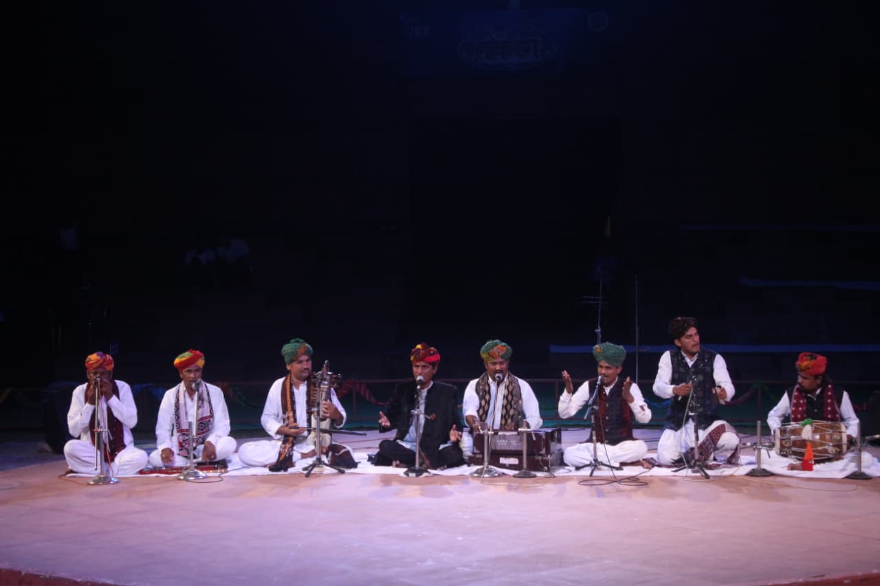 जवाहर कला केंद्र लोकरंग महोत्सव में लंगा गायन में गूंजे थार के स्वर जवाहर कला केंद्र लोकरंग महोत्सव में लंगा गायन में गूंजे थार के स्वर