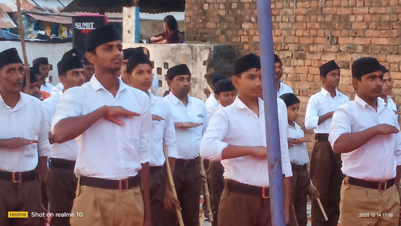 बरौंधा बाजार में पथ संचलन करते संघ के कार्यकर्ता। बरौंधा बाजार में पथ संचलन करते संघ के कार्यकर्ता।