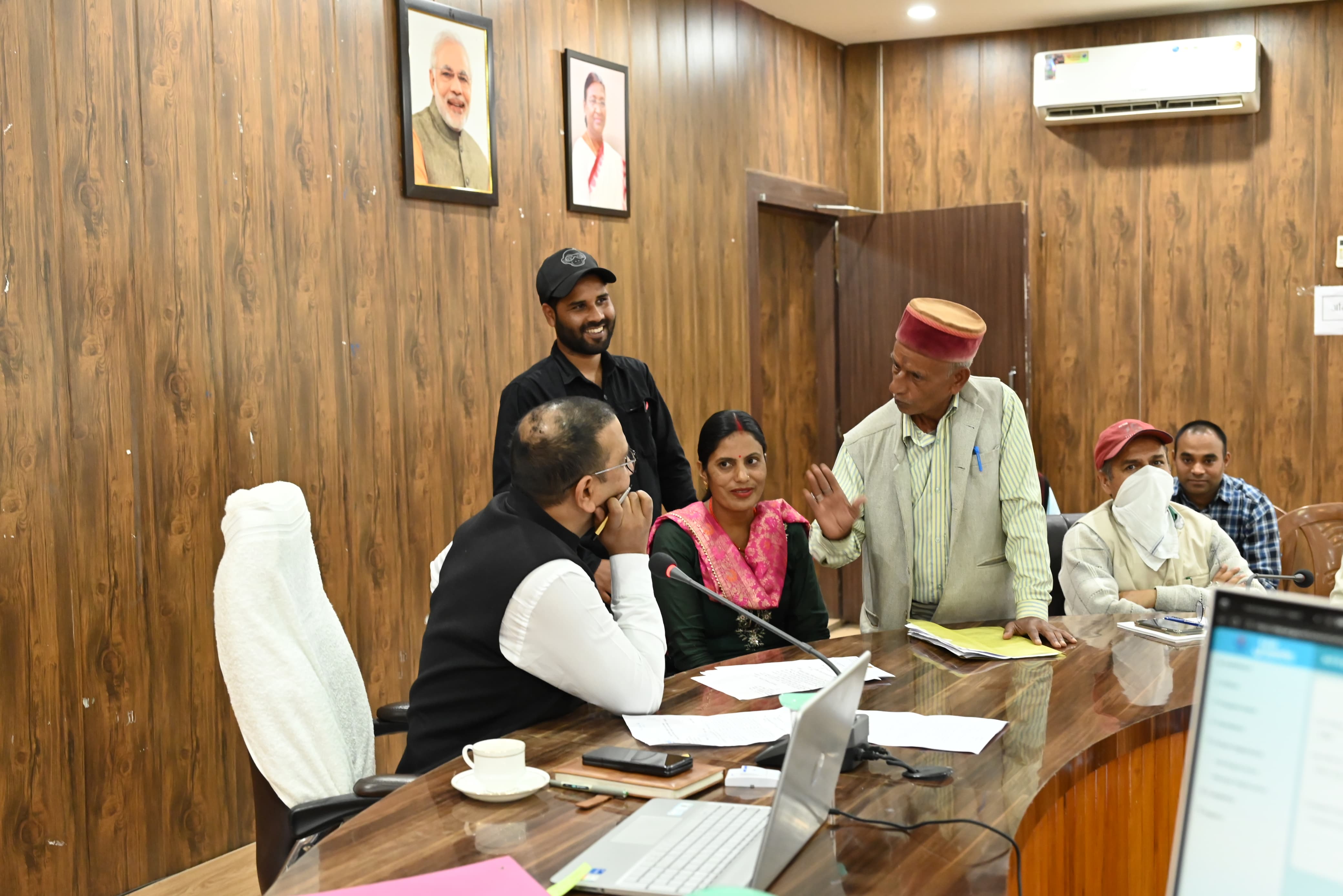 जन जन समस्याओं की जनसुनवाई करते हुए जिलाधिकारीउत्तरकाशी जन जन समस्याओं की जनसुनवाई करते हुए जिलाधिकारीउत्तरकाशी