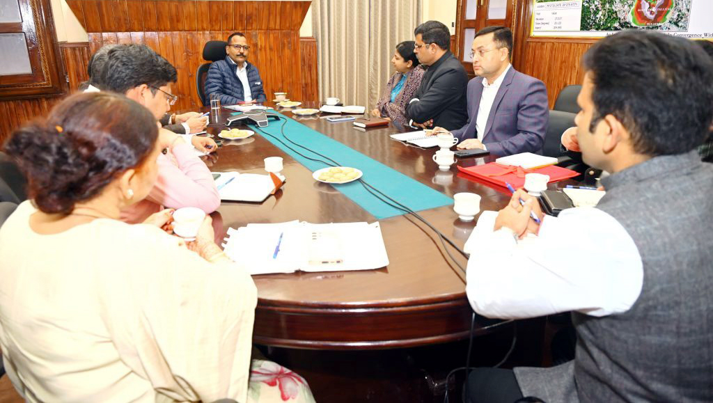 अधिकारियों की बैठक लेते डीएम ललित मोहन रयाल। अधिकारियों की बैठक लेते डीएम ललित मोहन रयाल।