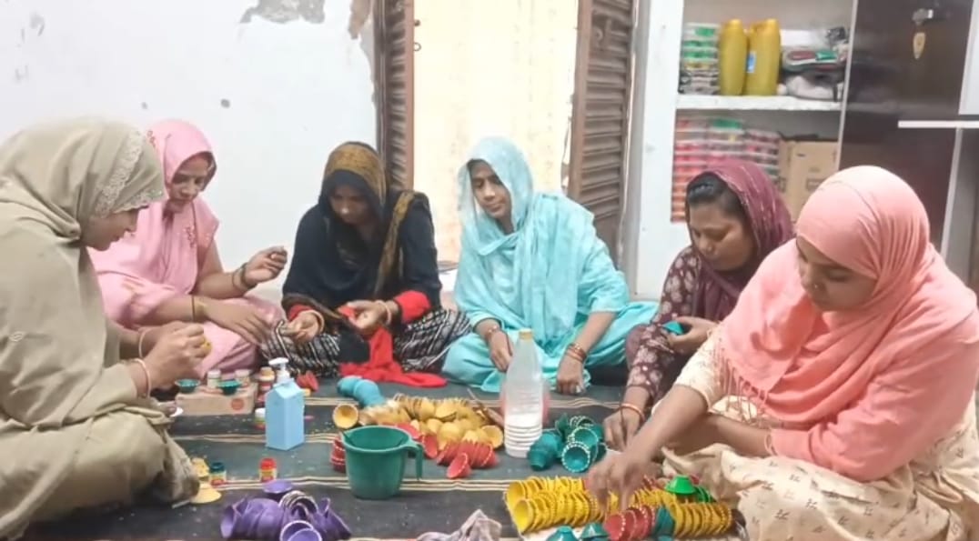 दिए बनाते हुए मिल्की स्वयं सहायता समूह की मुस्लिम महिलाएं