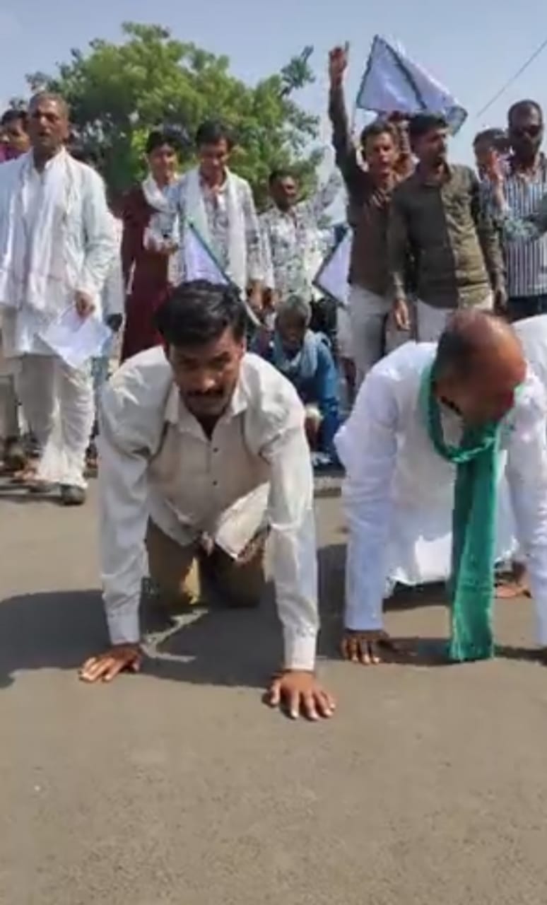 लेकर किसानों का अनोखा प्रदर्शन,घुटनों के बल पहुंचे कलेक्ट्रेट लेकर किसानों का अनोखा प्रदर्शन,घुटनों के बल पहुंचे कलेक्ट्रेट