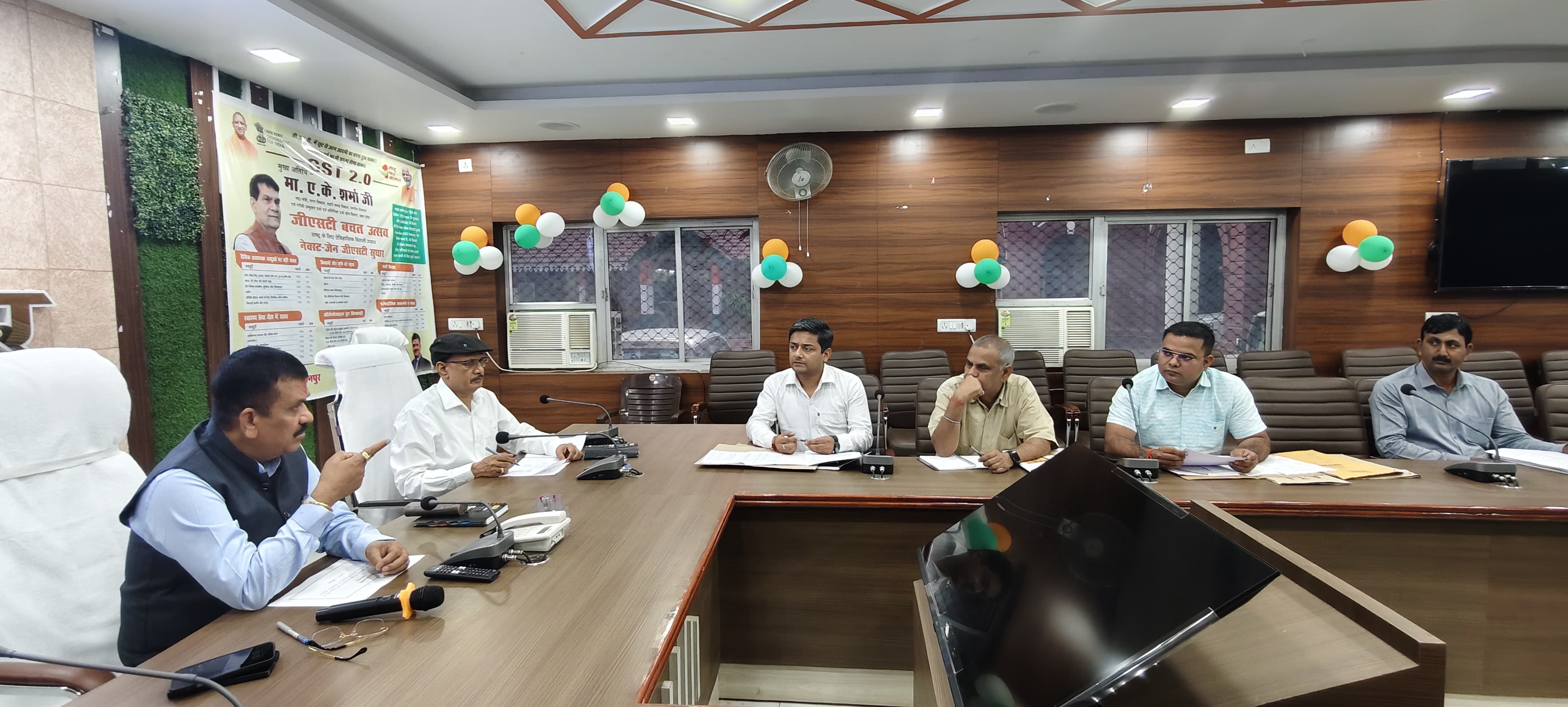 संगोष्ठी को संबोधित करते हुए जिलाधिकारी डॉ दिनेश चंद्र सिंह संगोष्ठी को संबोधित करते हुए जिलाधिकारी डॉ दिनेश चंद्र सिंह