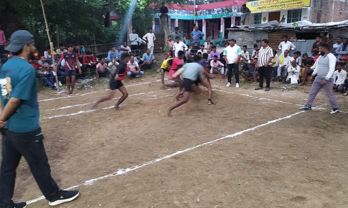 डे नाइट कबड्डी में प्रतिभाग करते खिलाड़ी। डे नाइट कबड्डी में प्रतिभाग करते खिलाड़ी।