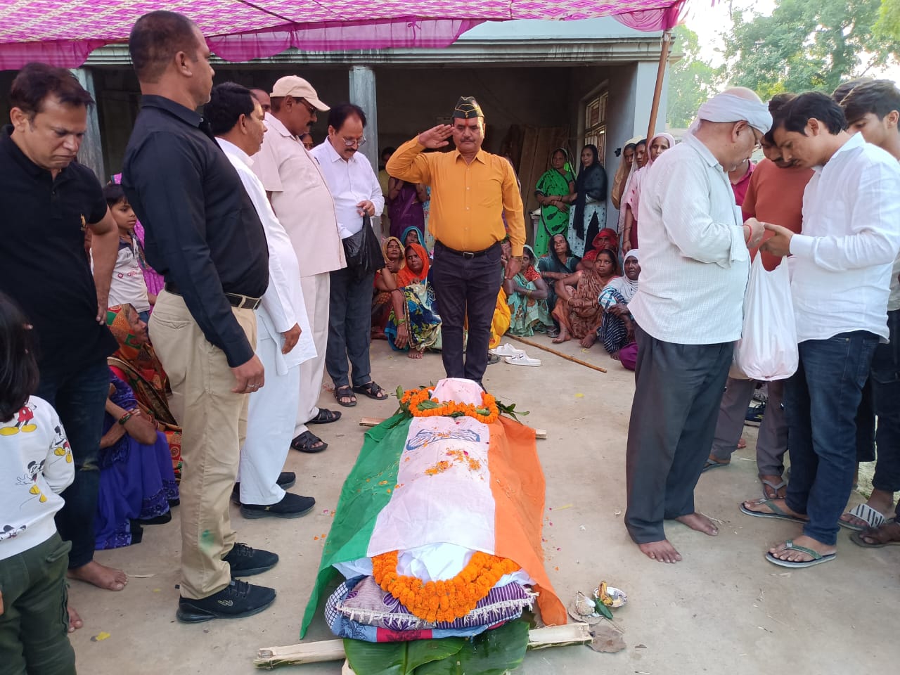 तिरंगा मे लिपटा पूर्व सैनिक का शव तिरंगा मे लिपटा पूर्व सैनिक का शव