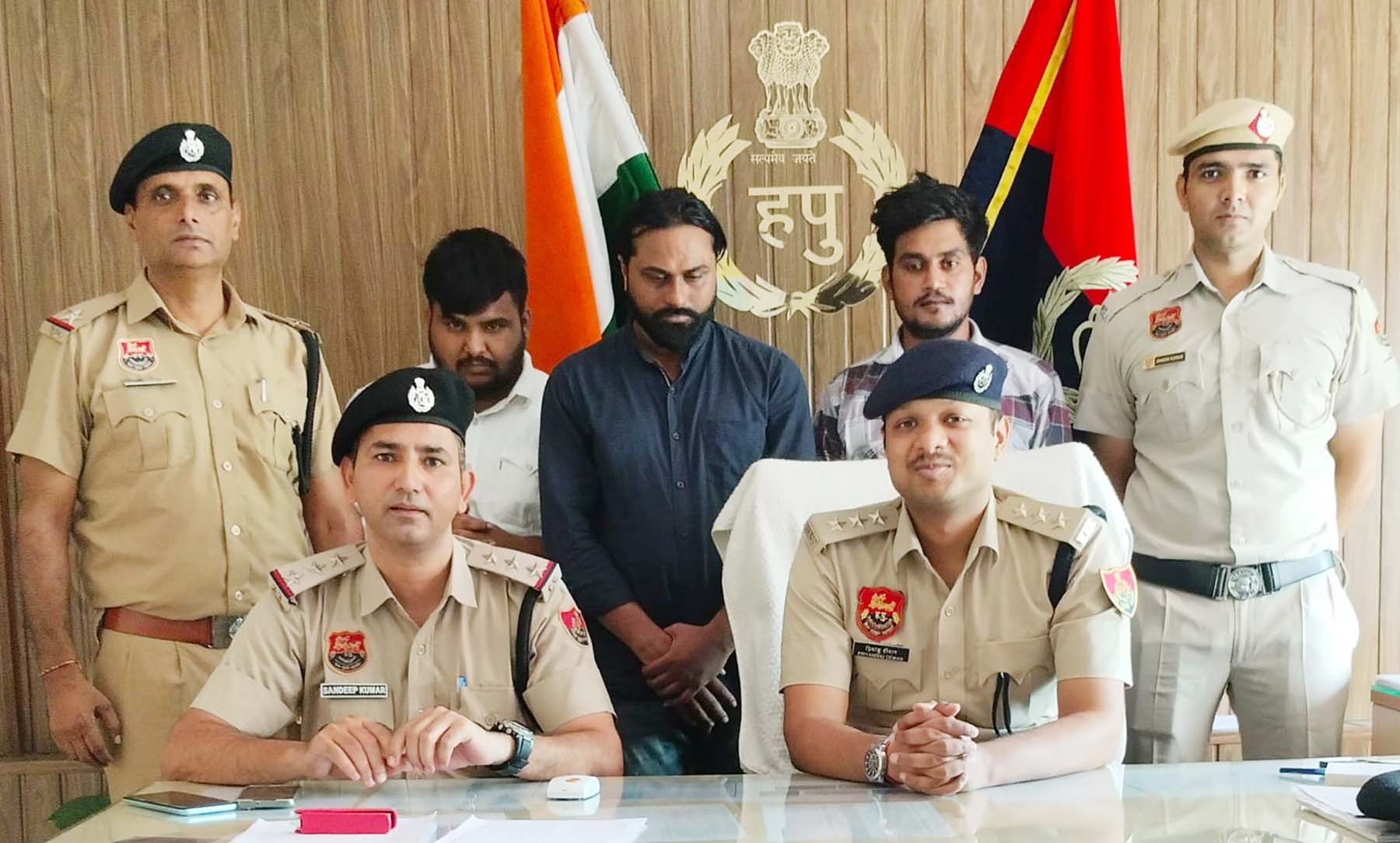 गुरुग्राम पुलिस की गिरफ्त में फर्जी कॉल सेंटर से ठगी के आरोपी। गुरुग्राम पुलिस की गिरफ्त में फर्जी कॉल सेंटर से ठगी के आरोपी।