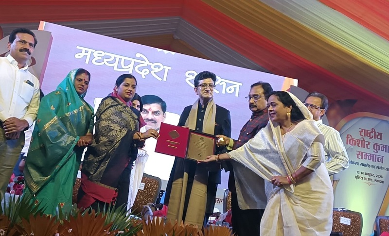प्रख्यात गीतकार प्रसून जोशी राष्ट्रीय किशोर कुमार सम्मान से अलंकृत प्रख्यात गीतकार प्रसून जोशी राष्ट्रीय किशोर कुमार सम्मान से अलंकृत
