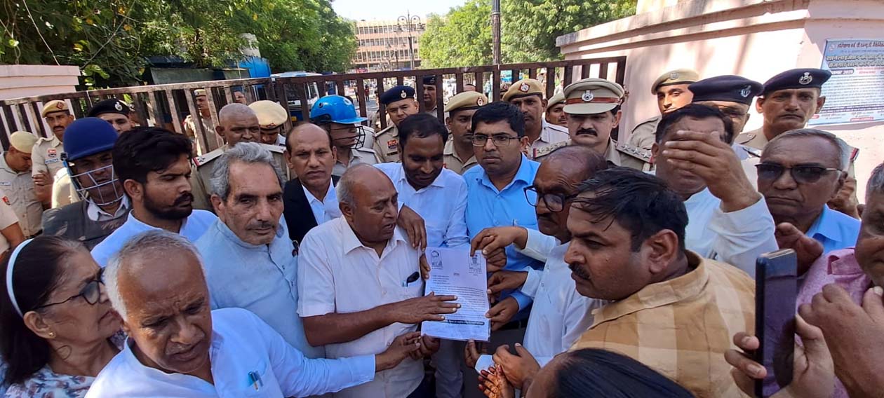 कांग्रेस जिला अध्यक्ष बृजलाल बहबलपुरिया व अन्य उपायुक्त को ज्ञापन सौंपते हुए। कांग्रेस जिला अध्यक्ष बृजलाल बहबलपुरिया व अन्य उपायुक्त को ज्ञापन सौंपते हुए।