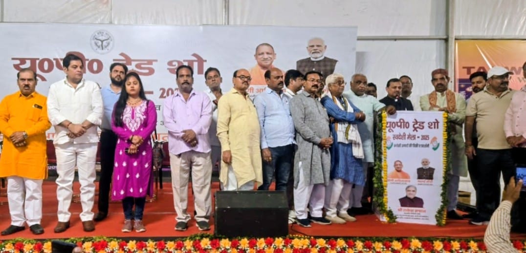 मंच पर संकल्प दिलाते सांसद रमेश अवस्थी व अन्य का छायाचित्र मंच पर संकल्प दिलाते सांसद रमेश अवस्थी व अन्य का छायाचित्र