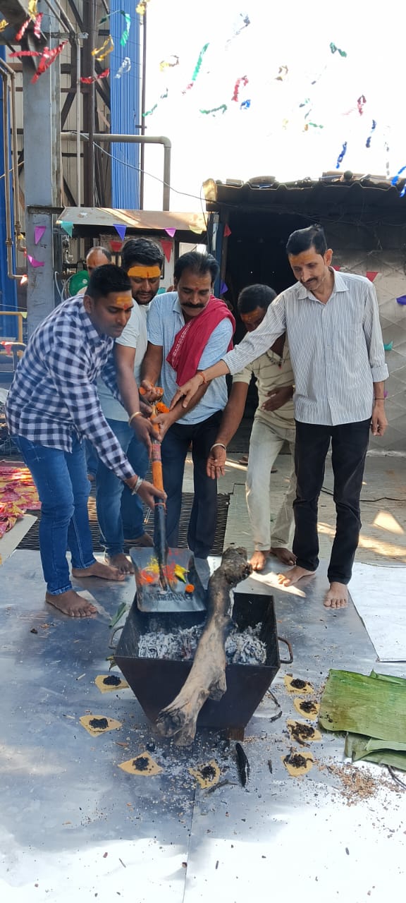 डोगा पूजन करते चीनी मिल के प्रबंधक डोगा पूजन करते चीनी मिल के प्रबंधक