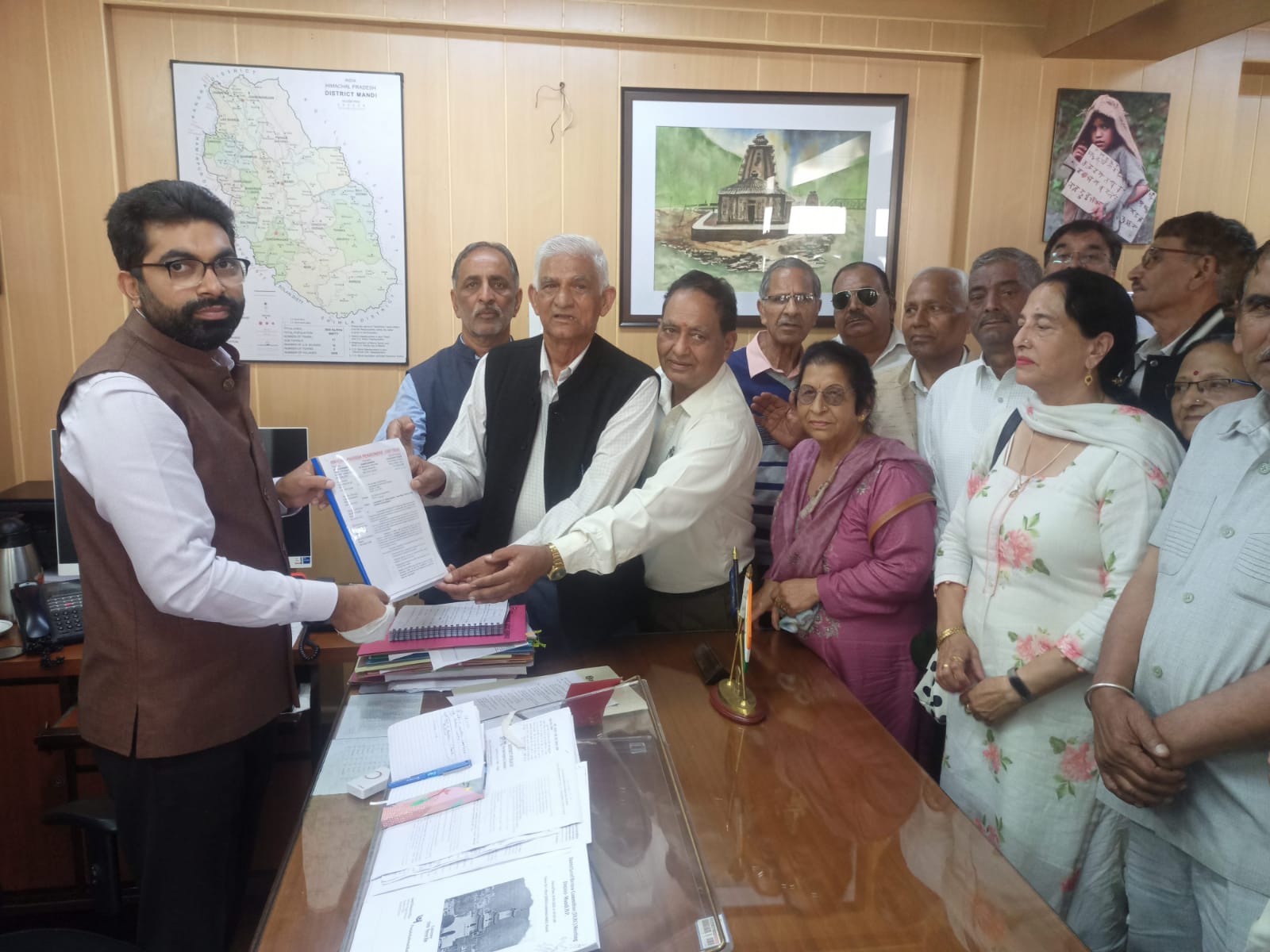 अतिरिक्त उपायुक्त के माध्यम से ज्ञापन भेजते हुए पेंशनभोगी। अतिरिक्त उपायुक्त के माध्यम से ज्ञापन भेजते हुए पेंशनभोगी।
