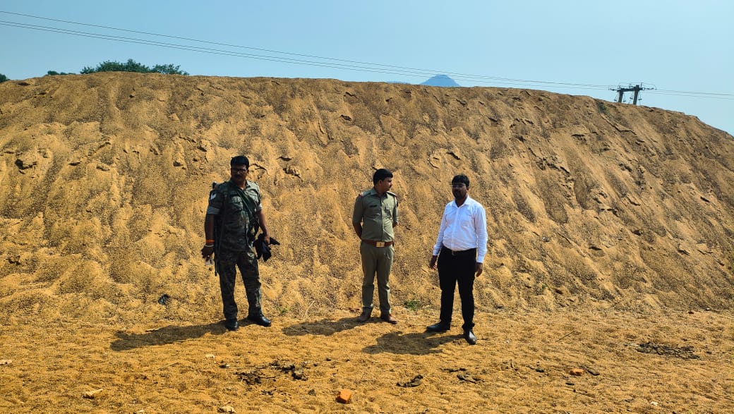 कार्रवाई करते खनन विभाग एवं पुलिस पदाधिकारी कार्रवाई करते खनन विभाग एवं पुलिस पदाधिकारी