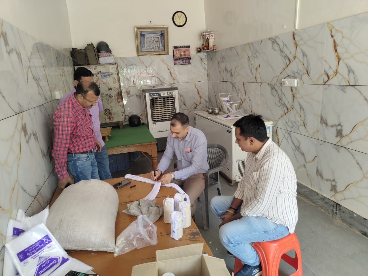दूध मंडी शास्त्री नगर में आधा दर्जन प्रतिष्ठानों से लिए गए नमूने दूध मंडी शास्त्री नगर में आधा दर्जन प्रतिष्ठानों से लिए गए नमूने