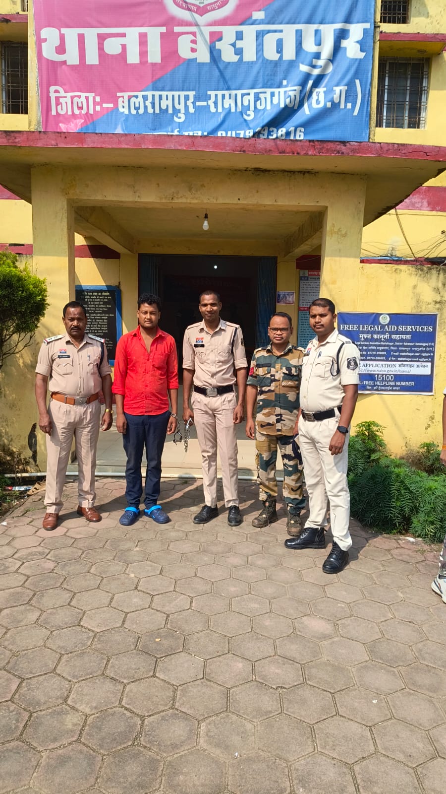 छत्तीसगढ़ के बलरामपुर-रामानुजगंज के थाना बसंतपुर पुलिस ने नाबालिग से दुष्कर्म के गंभीर मामले में त्वरित कार्रवाई करते हुए आरोपित पिन्टू राम अगरिया (उम्र 32 वर्ष, निवासी ग्राम गढ़ौली, थाना चलगली, जिला बलरामपुर-रामानुजगंज) को गिरफ्तार कर न्यायिक रिमांड पर जेल भेज दिया है। मामले का विवरण पुलिस से मिली जानकारी अनुसार, दिनांक 12 अक्टूबर को पीड़िता थाना बसंतपुर पहुंची और लिखित आवेदन देकर रिपोर्ट दर्ज कराई कि आरोपी पिन्टू राम अगरिया ने उसे जमीन-जगह देने का लालच देकर बहला-फुसलाकर अपने घर ग्राम गढ़ौली ले गया, जहां उसने कई दिनों तक उसके साथ दुष्कर्म किया। बाद में दिनांक 4 अक्टूबर को आरोपित ने उसके साथ मारपीट कर भगा दिया और रिपोर्ट करने पर जान से मारने की धमकी भी दी। पीड़िता की शिकायत पर थाना बसंतपुर में पॉक्सो एक्ट की विभिन्न धाराओं के तहत मामला दर्ज कर विवेचना में लिया गया। महिला से संबंधित गंभीर अपराध की सूचना मिलते ही वरिष्ठ अधिकारियों को अवगत कराया गया। वरिष्ठ अधिकारियों के निर्देशन में थाना प्रभारी जितेन्द्र सोनी के नेतृत्व में पुलिस टीम गठित की गई। टीम ने तत्परता दिखाते हुए आरोपित को उसके ग्राम गढ़ौली से हिरासत में लिया गया। पूछताछ के दौरान आरोपी ने अपना अपराध स्वीकार कर लिया। सबूत मिलने पर उसे विधिवत गिरफ्तार कर आज मंगलवार को न्यायिक रिमांड पर जेल भेज दिया गया। थाना बसंतपुर पुलिस की तत्पर कार्रवाई ने एक नाबालिग पीड़िता को न्याय दिलाने की दिशा में महत्वपूर्ण कदम उठाया है। ऐसे मामलों में पुलिस की सख्त और संवेदनशील पहल से समाज में यह संदेश जाता है कि महिला एवं बाल अपराधों के दोषी किसी भी सूरत में बख्शे नहीं जाएंगे। छत्तीसगढ़ के बलरामपुर-रामानुजगंज के थाना बसंतपुर पुलिस ने नाबालिग से दुष्कर्म के गंभीर मामले में त्वरित कार्रवाई करते हुए आरोपित पिन्टू राम अगरिया (उम्र 32 वर्ष, निवासी ग्राम गढ़ौली, थाना चलगली, जिला बलरामपुर-रामानुजगंज) को गिरफ्तार कर न्यायिक रिमांड पर जेल भेज दिया है। मामले का विवरण पुलिस से मिली जानकारी अनुसार, दिनांक 12 अक्टूबर को पीड़िता थाना बसंतपुर पहुंची और लिखित आवेदन देकर रिपोर्ट दर्ज कराई कि आरोपी पिन्टू राम अगरिया ने उसे जमीन-जगह देने का लालच देकर बहला-फुसलाकर अपने घर ग्राम गढ़ौली ले गया, जहां उसने कई दिनों तक उसके साथ दुष्कर्म किया। बाद में दिनांक 4 अक्टूबर को आरोपित ने उसके साथ मारपीट कर भगा दिया और रिपोर्ट करने पर जान से मारने की धमकी भी दी। पीड़िता की शिकायत पर थाना बसंतपुर में पॉक्सो एक्ट की विभिन्न धाराओं के तहत मामला दर्ज कर विवेचना में लिया गया। महिला से संबंधित गंभीर अपराध की सूचना मिलते ही वरिष्ठ अधिकारियों को अवगत कराया गया। वरिष्ठ अधिकारियों के निर्देशन में थाना प्रभारी जितेन्द्र सोनी के नेतृत्व में पुलिस टीम गठित की गई। टीम ने तत्परता दिखाते हुए आरोपित को उसके ग्राम गढ़ौली से हिरासत में लिया गया। पूछताछ के दौरान आरोपी ने अपना अपराध स्वीकार कर लिया। सबूत मिलने पर उसे विधिवत गिरफ्तार कर आज मंगलवार को न्यायिक रिमांड पर जेल भेज दिया गया। थाना बसंतपुर पुलिस की तत्पर कार्रवाई ने एक नाबालिग पीड़िता को न्याय दिलाने की दिशा में महत्वपूर्ण कदम उठाया है। ऐसे मामलों में पुलिस की सख्त और संवेदनशील पहल से समाज में यह संदेश जाता है कि महिला एवं बाल अपराधों के दोषी किसी भी सूरत में बख्शे नहीं जाएंगे।