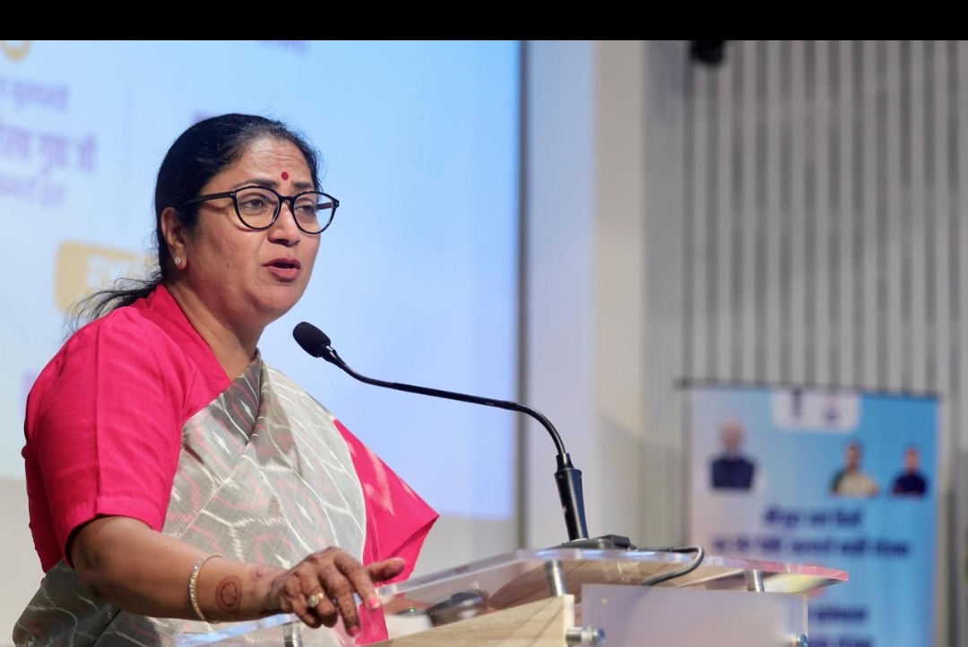 दिल्ली सचिवालय में मंगलवार को पानी के बिल पर लेट पेमेंट सरचार्ज माफ योजना व अनाधिकृत कनेक्शन नियमितीकरण योजना का शुभारंभ करतीं मुख्यमंत्री रेखा गुप्ता