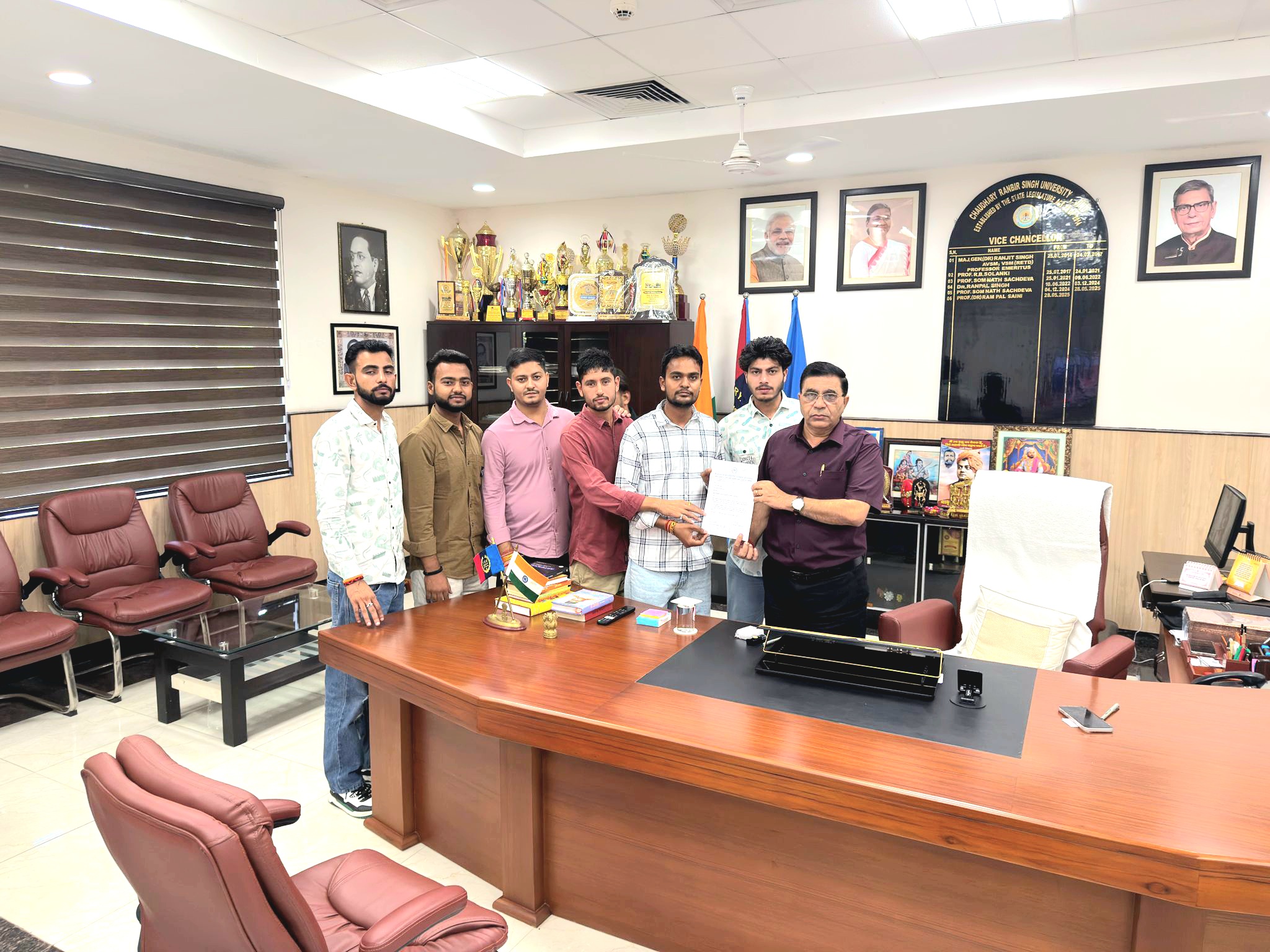 वीसी को ज्ञापन सौंपते हुए एनएसयूआई कार्यकर्ता। वीसी को ज्ञापन सौंपते हुए एनएसयूआई कार्यकर्ता।