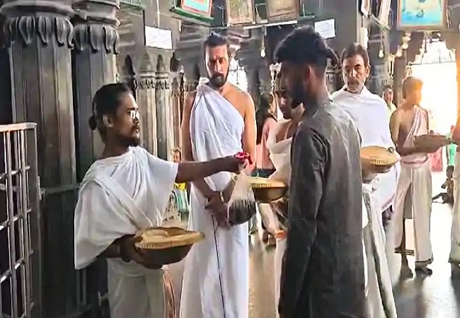 पुरोहित के साथ अभिनेता पुरोहित के साथ अभिनेता