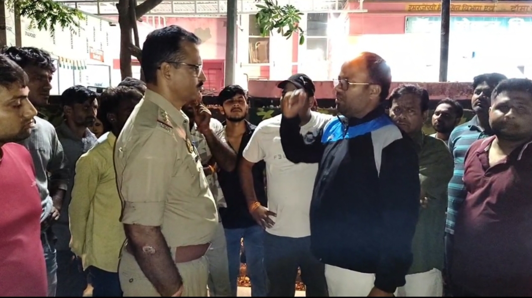 अस्पताल में परिजनों से बात करती पुलिस अस्पताल में परिजनों से बात करती पुलिस