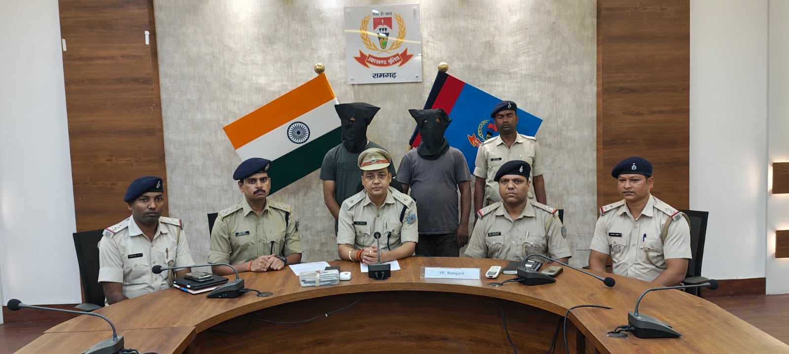 प्रेस कॉन्फ्रेंस करते अधिकारी प्रेस कॉन्फ्रेंस करते अधिकारी
