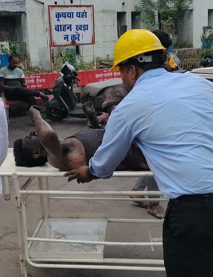 कोरबा : दीपका खदान में बारूद गाड़ी का टायर फटा, एक कर्मचारी गंभीर घायल कोरबा : दीपका खदान में बारूद गाड़ी का टायर फटा, एक कर्मचारी गंभीर घायल