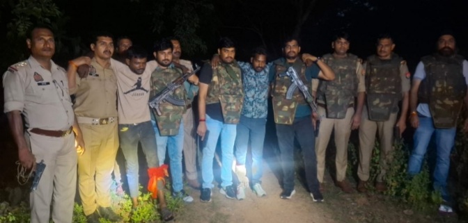 घायल बदमाशों को लेकर जाती हुई पुलिस घायल बदमाशों को लेकर जाती हुई पुलिस