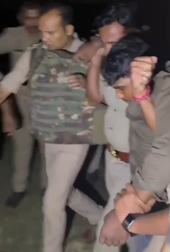 पुलिस मुठभेड़ में घायल अभियुक्त पुलिस मुठभेड़ में घायल अभियुक्त