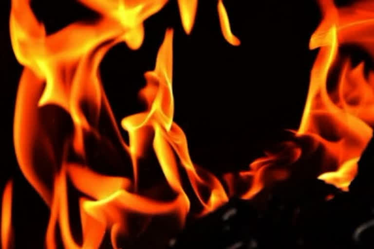 आग की फाेटाे आग की फाेटाे