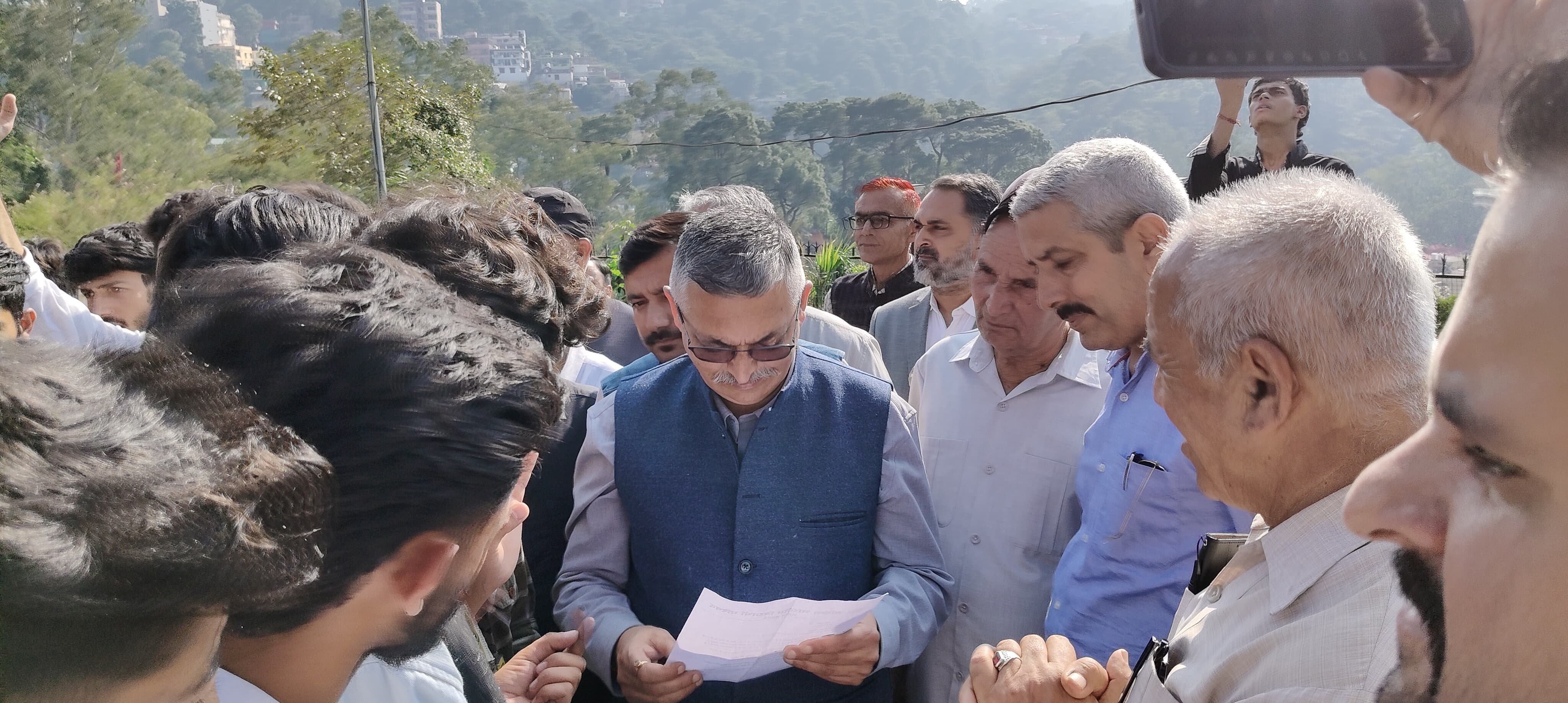अखिल भारतीय विद्यार्थी परिषद नाहन  ने राजकीय महाविद्यालय नाहन में हो रही विभिन्न अनियमितताओं और समस्याओं को लेकर एक ज्ञापन सौंपा