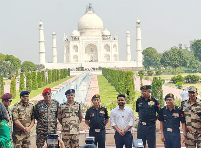 आगरा ताजमहल परिसर में सैन्य अधिकारी आगरा ताजमहल परिसर में सैन्य अधिकारी