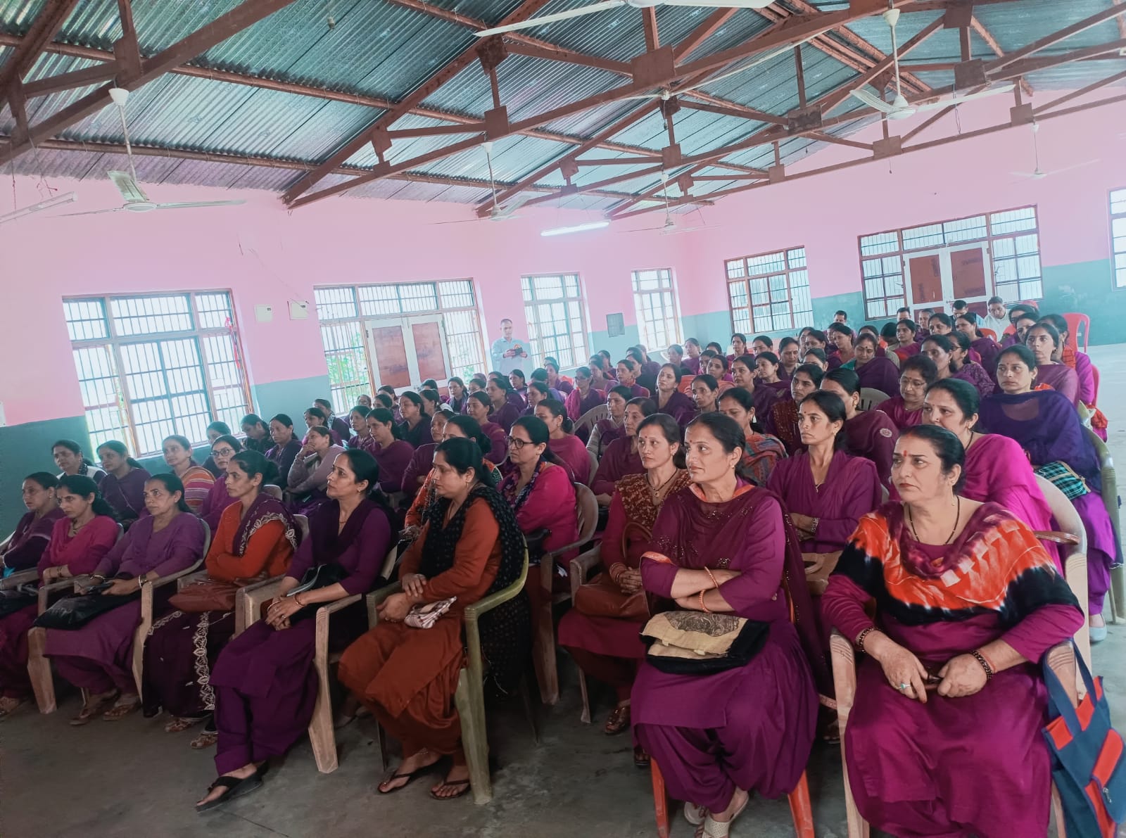 प्रशिक्षण के दौरान आंगनवाड़ी कार्यकर्ता और सुपरवाइजर्स प्रशिक्षण के दौरान आंगनवाड़ी कार्यकर्ता और सुपरवाइजर्स