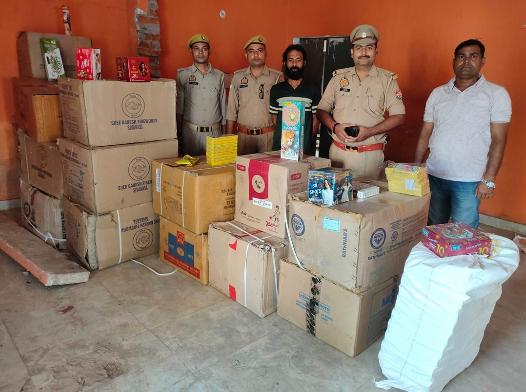 अवैध पटाखों के साथ गिरफ्तार आरोपित अभियुक्त