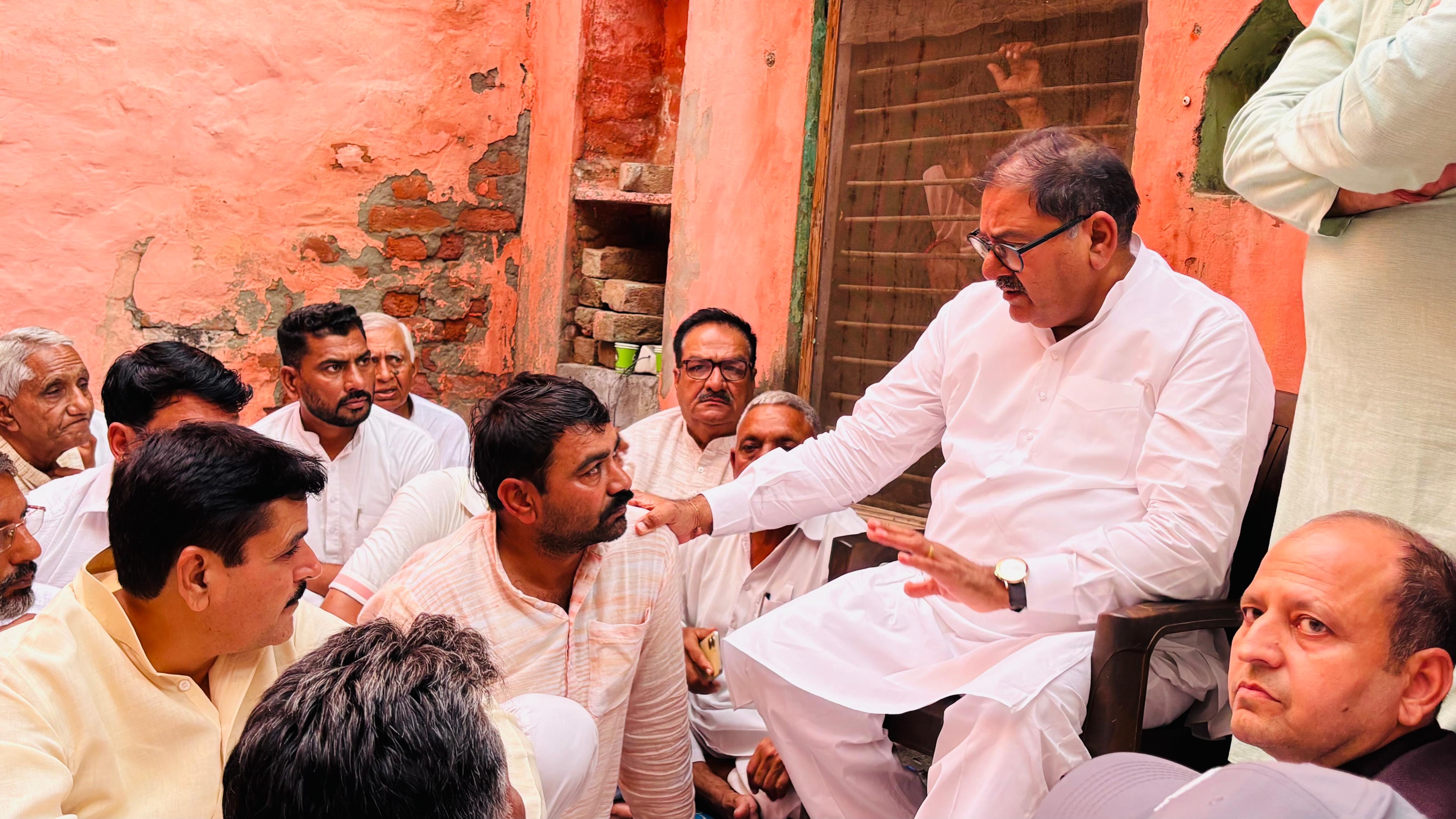 मृतक एएसआई के परिजनों को सांत्वना देते अभय चौटाला मृतक एएसआई के परिजनों को सांत्वना देते अभय चौटाला