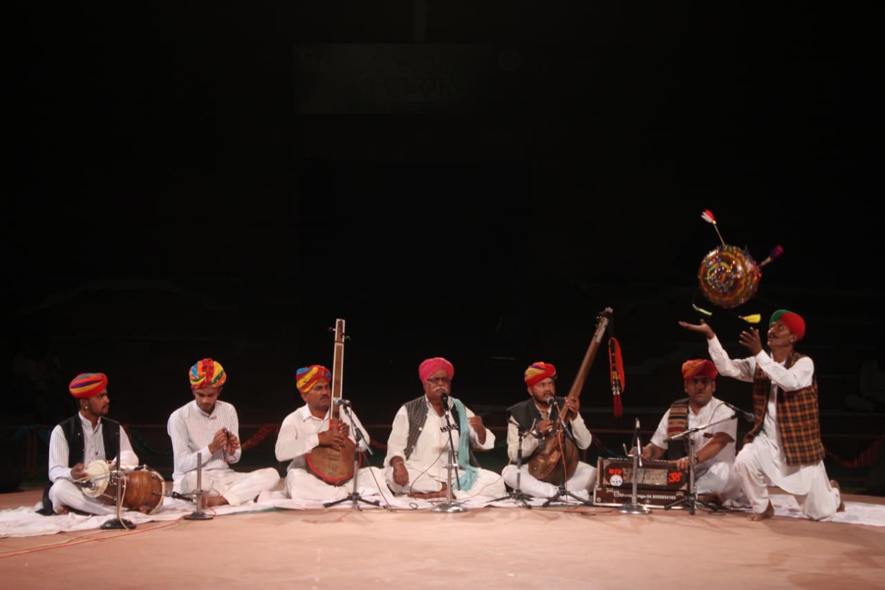 लोकरंग महोत्सव: फूलों की होली से महका लोकरंग लोकरंग महोत्सव: फूलों की होली से महका लोकरंग