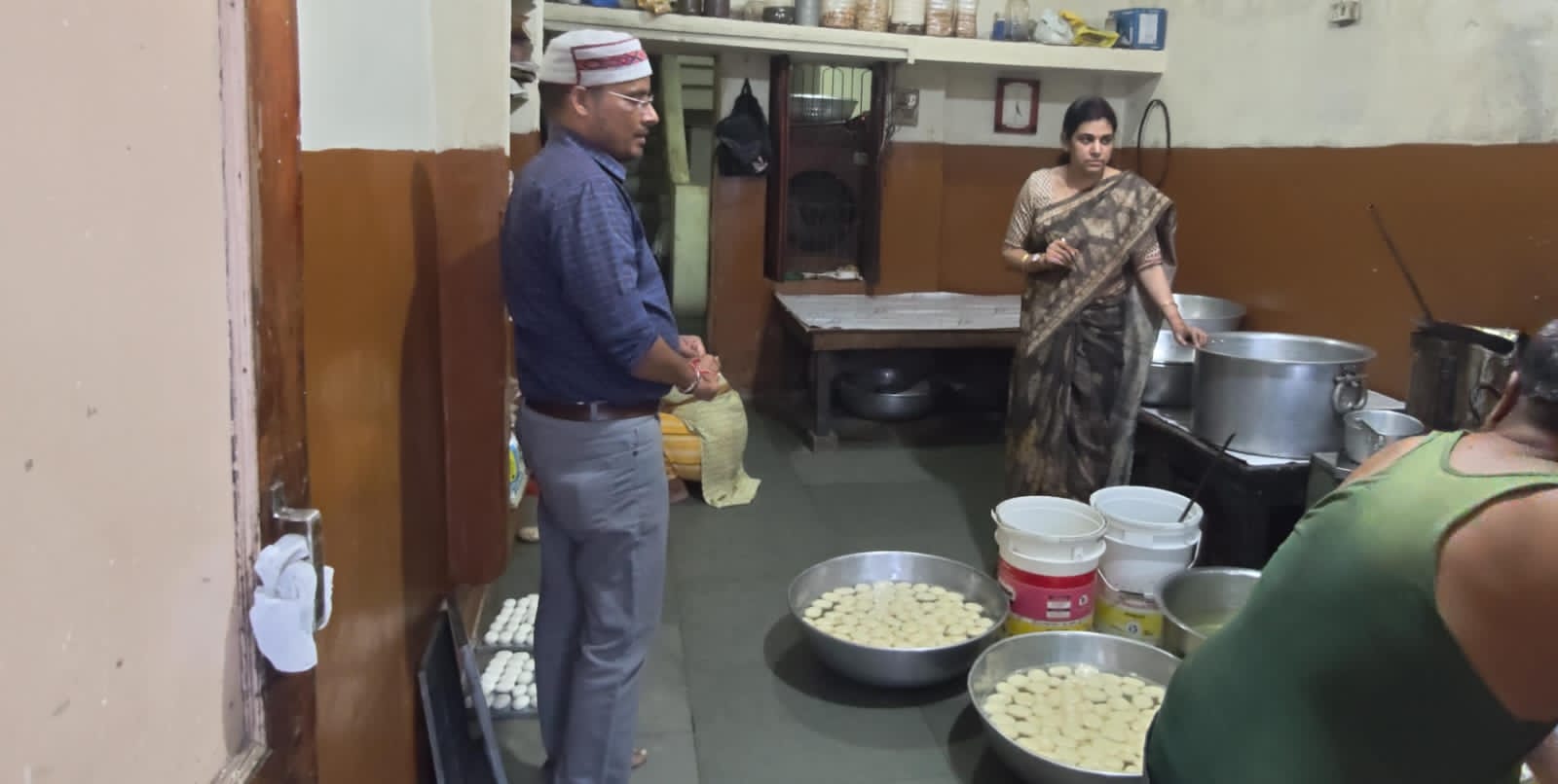 गरूड़ दलों द्वारा एक्सपायरी डेट के 30 किलो नमकीन के साथ 50 किलो खोवा और 20 किलो पनीर किया नष्ट