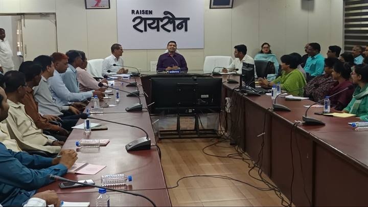 कलेक्ट्रेट में आयोजित बैठक कलेक्ट्रेट में आयोजित बैठक