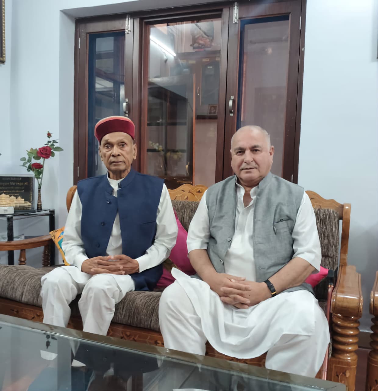 दोनों नेताओं ने युवा पीढ़ी का मार्गदर्शन करने पर विचार साझा किए दोनों नेताओं ने युवा पीढ़ी का मार्गदर्शन करने पर विचार साझा किए