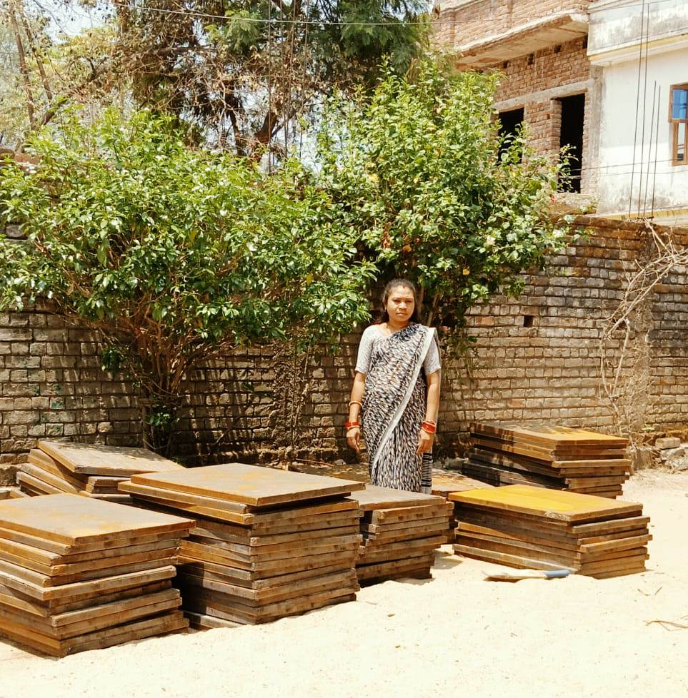 बिर्रा गांव की रश्मि ने बदली अपनी तकदीर, अब 20 हजार महीने की कमाई से बनी आत्मनिर्भर महिला उद्यमी बिर्रा गांव की रश्मि ने बदली अपनी तकदीर, अब 20 हजार महीने की कमाई से बनी आत्मनिर्भर महिला उद्यमी