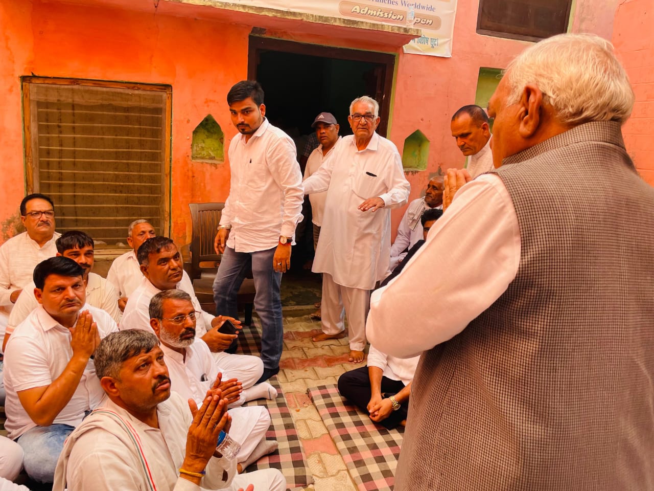मृतक एएसआई संदीप के परिजनाें से मिलते नेता प्रतिपक्ष भूपेंद्र सिंह हुड्डा मृतक एएसआई संदीप के परिजनाें से मिलते नेता प्रतिपक्ष भूपेंद्र सिंह हुड्डा
