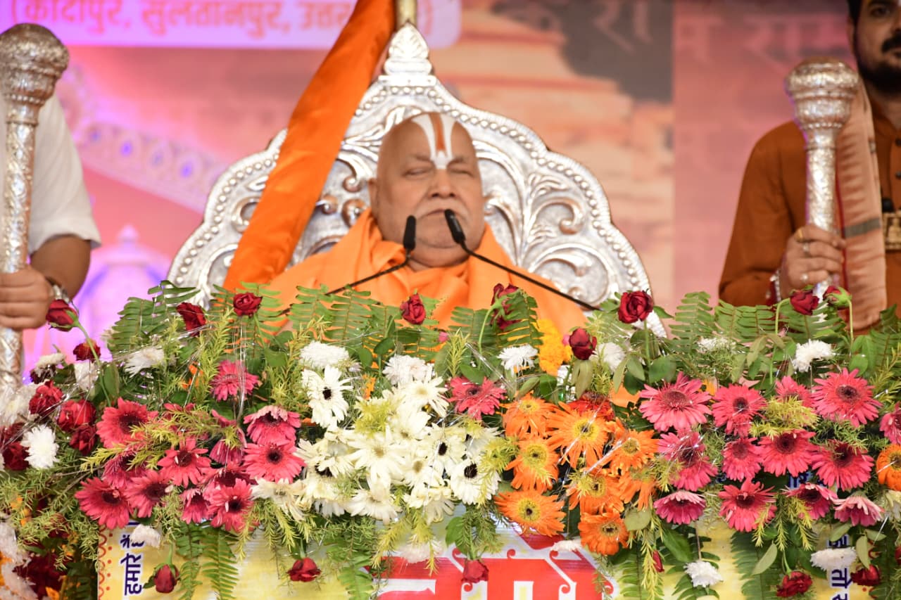 कथा सुनाते स्वामी राम भदराचार्य कथा सुनाते स्वामी राम भदराचार्य