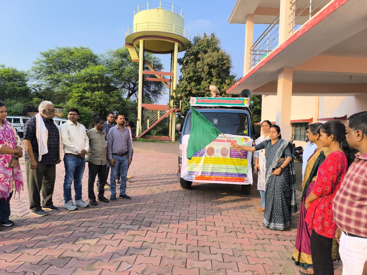 जिला पंचायत सीईओ ने हरी झंडी दिखाकर प्रचार रथ को रवाना करती हुई जिला पंचायत सीईओ ने हरी झंडी दिखाकर प्रचार रथ को रवाना करती हुई
